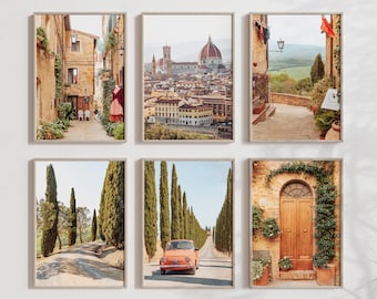 Puede incluir: Un conjunto de seis impresiones enmarcadas que muestran diferentes escenas de Italia. Las impresiones incluyen una vista de la ciudad de Florencia, una escena de calle con un coche rojo, una hilera de cipreses, una puerta con un arco cubierto de enredaderas y una escena de calle con un edificio en el fondo.