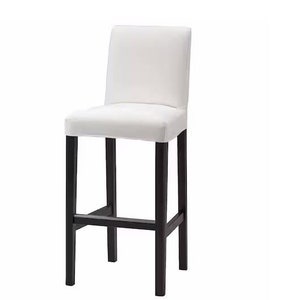 Puede incluir: Taburete de bar blanco con estructura de madera negra. El taburete tiene un asiento acolchado y un reposapiés.
