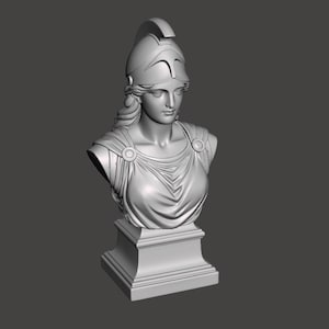 Puede incluir: Busto gris de una mujer con casco y ropa drapeada. La escultura está montada sobre un pedestal cuadrado. El rostro de la mujer tiene una expresión serena. Una obra de arte clásica.