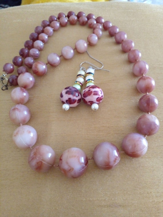 Beautiful pastel pink lightweight  vintage neckla… - image 4