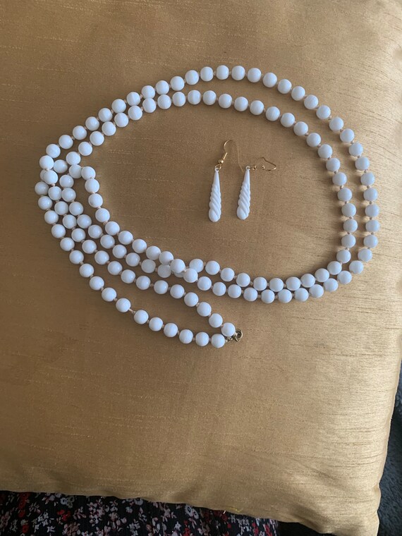 1950s necklace super long 52 Lovely vintage  milk 