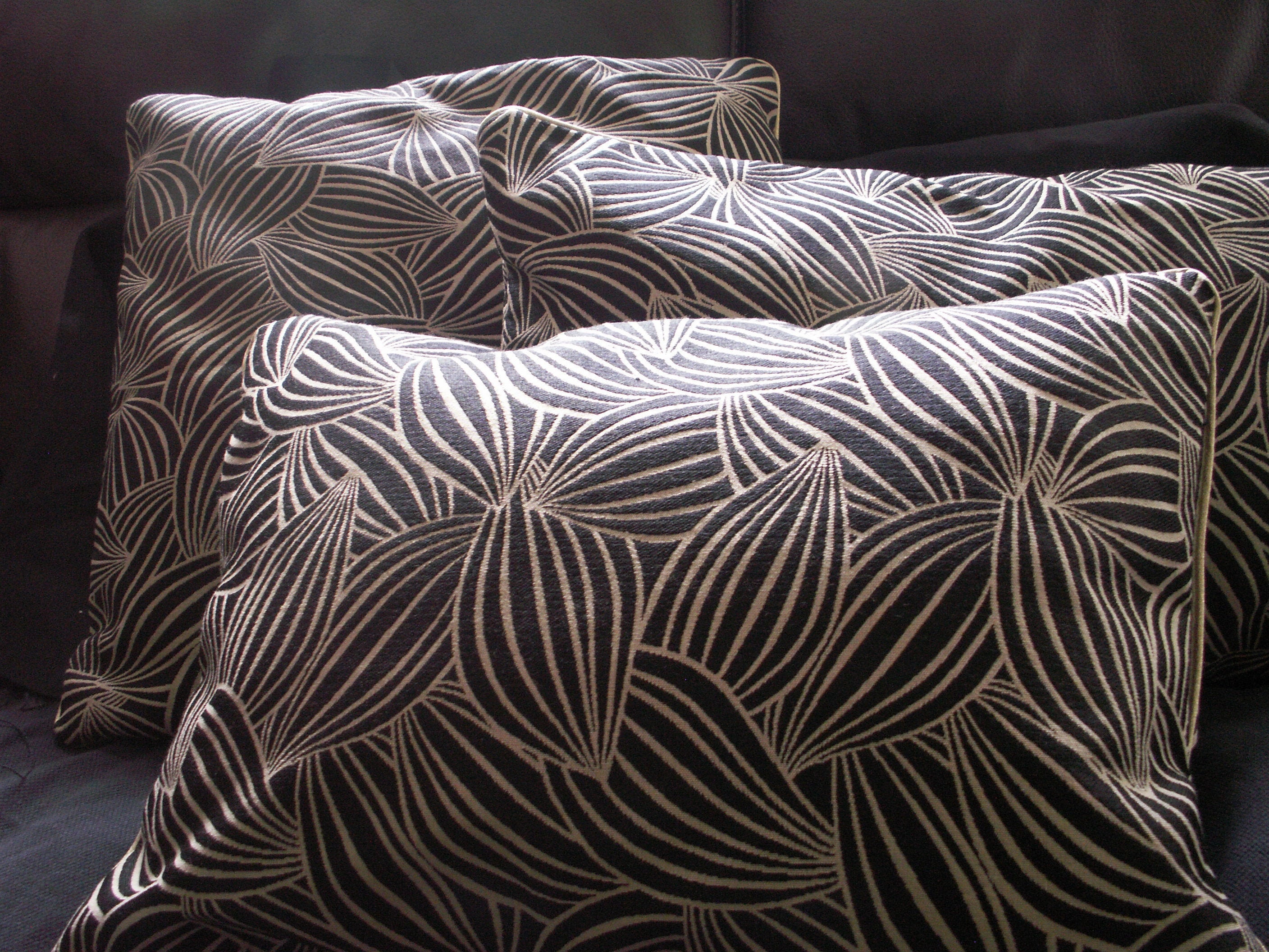 Coussin Motif Feuilles Dorées sur Fond Noir