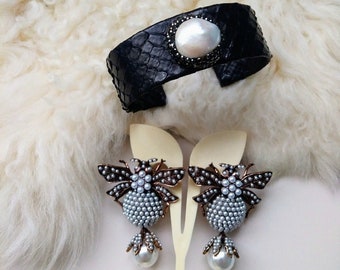 Pendientes artesanales de perlas con forma de abeja y conjunto de pulsera de auténtica piel de pitón.
