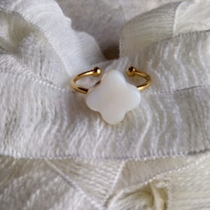 Mother-of-pearl clover ring