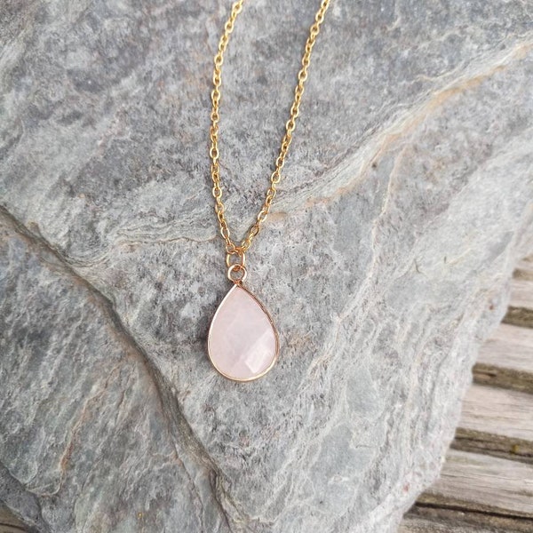 Collier en acier inoxydable et pendentif de quartz rose à facettes