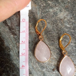 Boucles d'oreilles dormeuses en acier inoxydable et quartz rose gouttes à facettes image 3