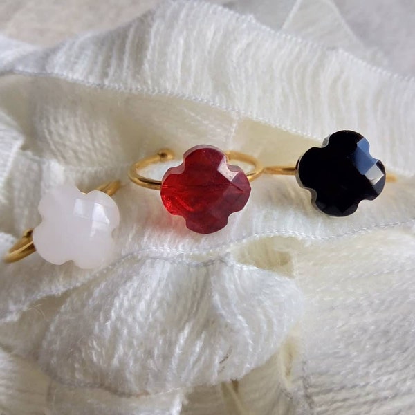 Bague réglable doré ou argenté en acier inoxydable trèfle / croix noir rouge ou blanc à facettes