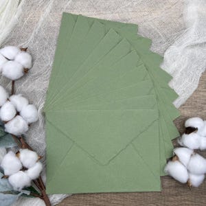 10 buste in cotone con bordo frastagliato fatte a mano Desert Sage / carta di cotone / cancelleria con bordo strappato per inviti, annunci, matrimoni, RSVP