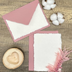 Juego de papelería en color rosa polvoriento hecho a mano: 20 piezas de papel de algodón con bordes deshilachados y sobres para caligrafía, invitaciones, tarjetas de agradecimiento, escritura de cartas