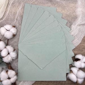 10 buste in cotone con bordo frastagliato fatte a mano color salvia chiaro / carta di cotone / cancelleria con bordo strappato per inviti, annunci, matrimoni, RSVP