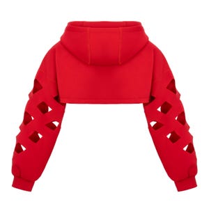 K&ouml;nnte beinhalten: Roter, kurzer Hoodie mit Kapuze und langen &Auml;rmeln. Die &Auml;rmel haben ausgeschnittene Diamantenformen.