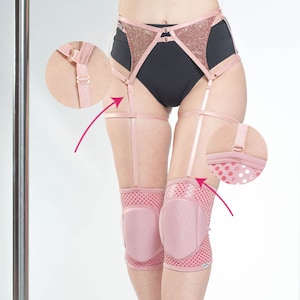 Op de afbeelding: Roze lingerie set met een glittertop, jarretels en bijpassende kniebeschermers. De kniebeschermers hebben een mesh-ontwerp met roze vulling. De jarretels zijn verstelbaar met metalen hardware. Ontworpen voor paaldansen.