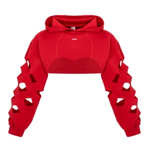 K&ouml;nnte beinhalten: Roter, kurzer Hoodie mit Kapuze und langen &Auml;rmeln. Die &Auml;rmel haben Aussparungen in einem Diamantenmuster.