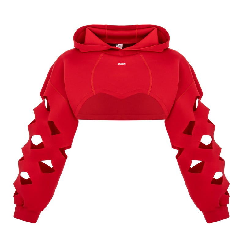 K&ouml;nnte beinhalten: Roter, kurzer Hoodie mit Kapuze und langen &Auml;rmeln. Die &Auml;rmel haben Aussparungen in einem Diamantenmuster.