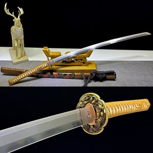 Pode incluir: Uma katana japonesa tradicional com uma lâmina afiada de prata e um cabo de madeira marrom. A espada é exibida em um suporte de madeira com um design decorativo.