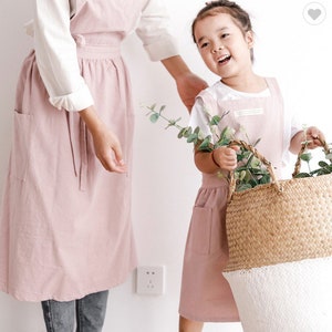 A set of Mommy and Me Aprons, Matching Apron Set, Mama Head Chef, Custom Apron Set for Mom, Mother Daughter Aprons (pink)