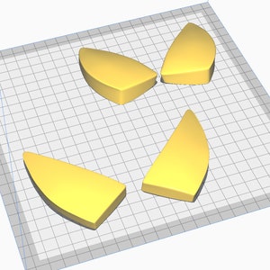 Op de afbeelding: Vier gele, geometrische vormen, die lijken op puzzelstukken, zijn gerangschikt op een witte rasterachtergrond.