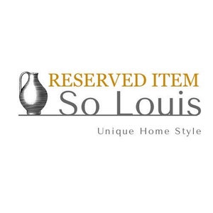 Puede incluir: Un logotipo que presenta un boceto gris de una jarra a la izquierda, con el texto dorado RESERVED ITEM sobre el texto gris So Louis, y el texto gris más pequeño Unique Home Style colocado bajo la línea horizontal bajo la marca.