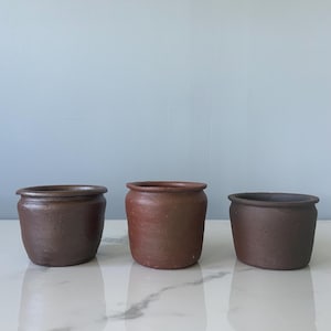 ¡Colección instantánea! 3 vasijas de cerámica primitiva francesa de gres estilo wabi sabi, antiguas, cada una única, de color marrón.