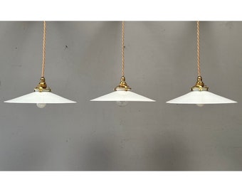 Trio van eenvoudige vintage Franse witte opaline glazen lampenkappen handgemaakte melkglazen koelie tinten SL 75