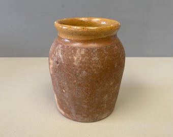 Vintage Franse deel okergeel geglazuurde confitpot gebruiksvoorwerp, rustiek handgemaakt terracotta