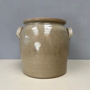 23 cm extra stor vintage fransk stengods confiterad gryta med handtag, vacker beige grå naturtoner, redskap SKADA