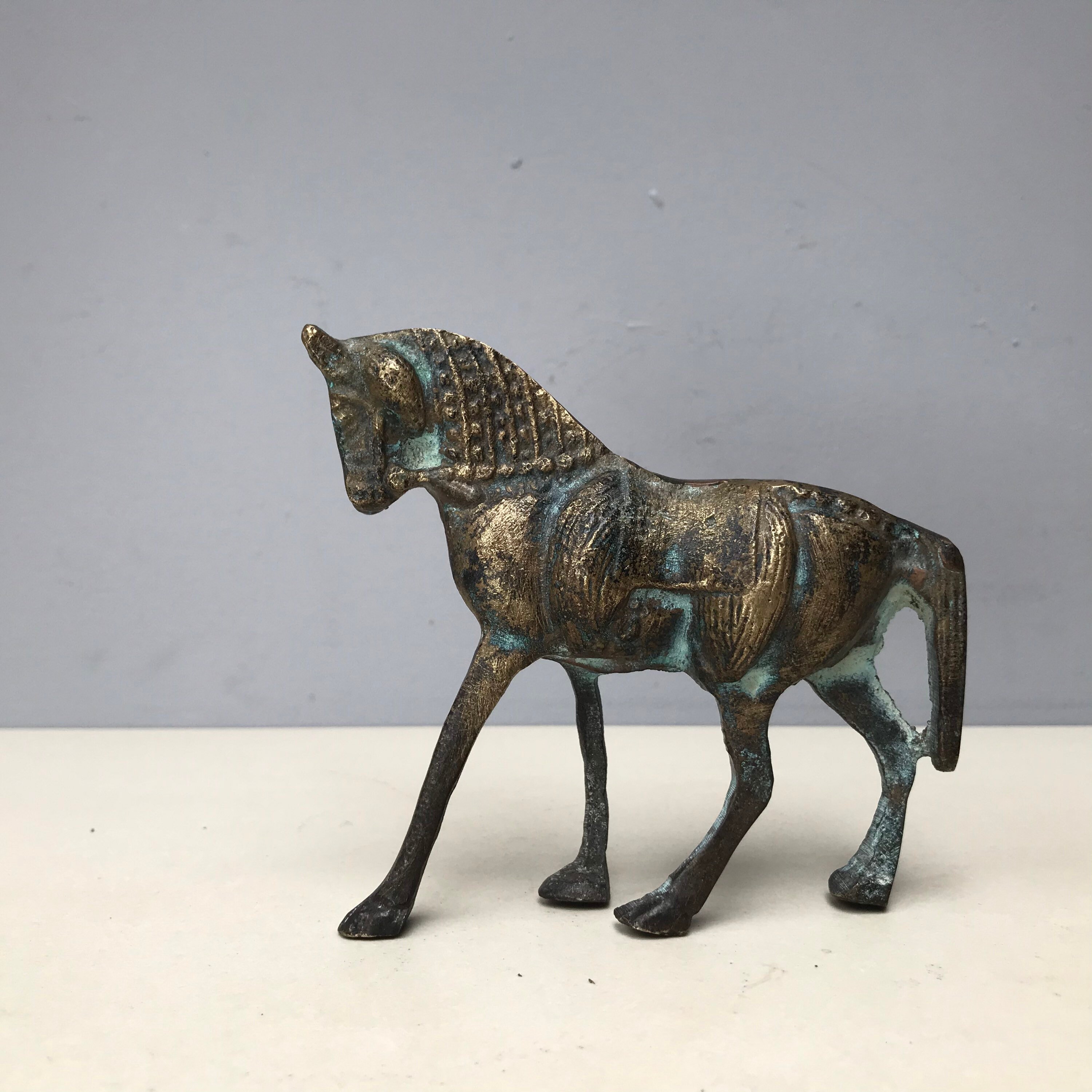 Petite Statuette de Cheval Arabe ou Persan Vintage en Laiton Bronze Patine Lourde Statue Antique