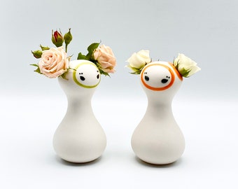 DAS Mädchen Porzellanvase, süße Vase, originelle Vase, kleine Vase, Keramikvase, kleine Housewarminggeschenk, niedliches Housewarminggeschenk
