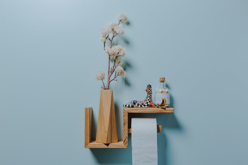 Support de papier toilette en bois avec étagère murale DROITE pour rouleau de wc facile à ranger en bois naturel matériau chêne 33x15x10 cm Actif image 2