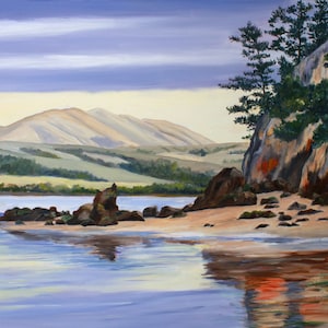 Puede incluir: Una pintura de una costa rocosa con una cordillera de montañas en el fondo. El agua está tranquila y refleja el cielo, que es de un azul claro con nubes blancas. Hay árboles en el lado derecho de la imagen, y las rocas son una mezcla de marrón y gris.