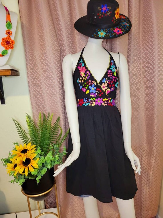 Gorgeous Hand Embroidered Floral Halter V Neck Dress / Hermosos Vestidos Halter Bordado a Mano Artesanal