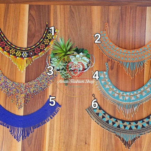 Beaux colliers de collier de perles de plastron, bijoux indigènes - Hermosos Collares Cleopatra Flecos Chaquira Huichol