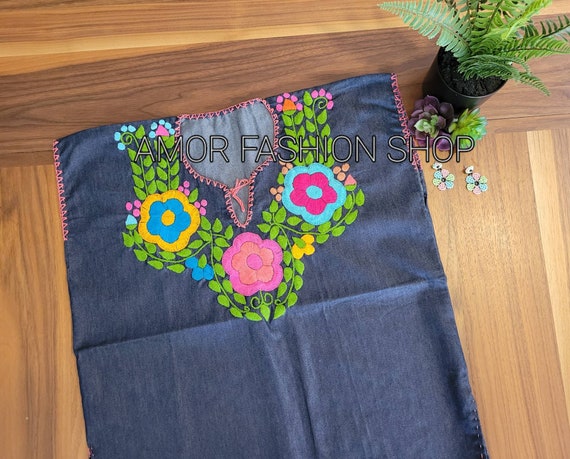 Denim Handcraft Floral Embroidered Bohemian Tops Onesize / Blusa Bordada Floral Mexicana Artesanal Unitalla