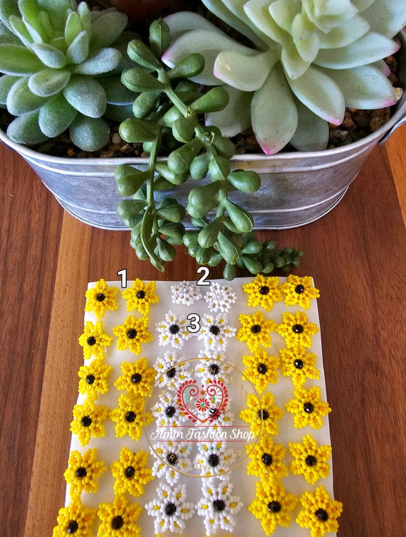 Lovely Flower Beaded Stud Earrings / Aretes Broquales Artesanales de Flor.