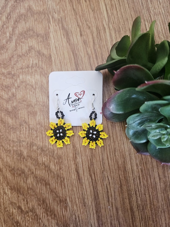 Sunflower Chaquira Artisian Beaded Earrings - Hermosos Aretes Artesanales de Huichol Chaquira en Girasol