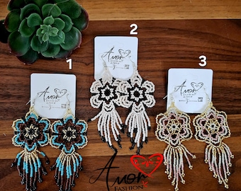 Nice Indigenous Long hand crafted Ethnic  Beaded Flower / Aretes Largos Flor Artesanal Chaquira Huichol.