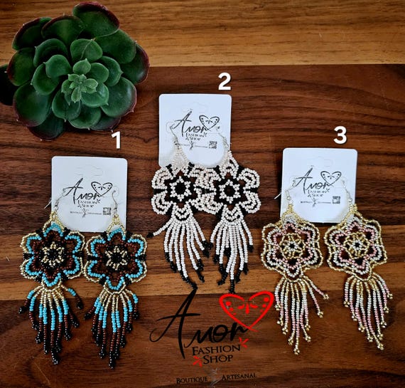 Nice Indigenous Long hand crafted Ethnic  Beaded Flower / Aretes Largos Flor Artesanal Chaquira Huichol.