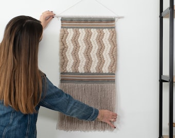 Großer handgefertigter gewebter Wandbehang | Neutrales Weben | Gewebter Wandteppich in Hellbraun und Elfenbein | Faser-Kunst-Wand-Dekor | Modernes Boho-Dekor