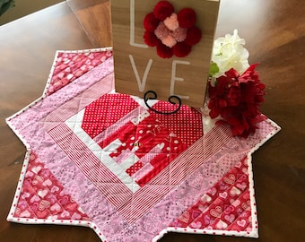RedWhitePink Valentine Table Topper