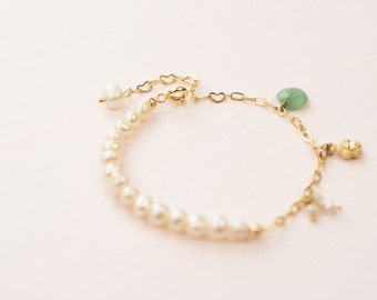 Floral pearl bracelet, Pearl chain bracelet with hydrangea charms, Real flower bracelet, Floral charm bracelet, Elegant everyday style