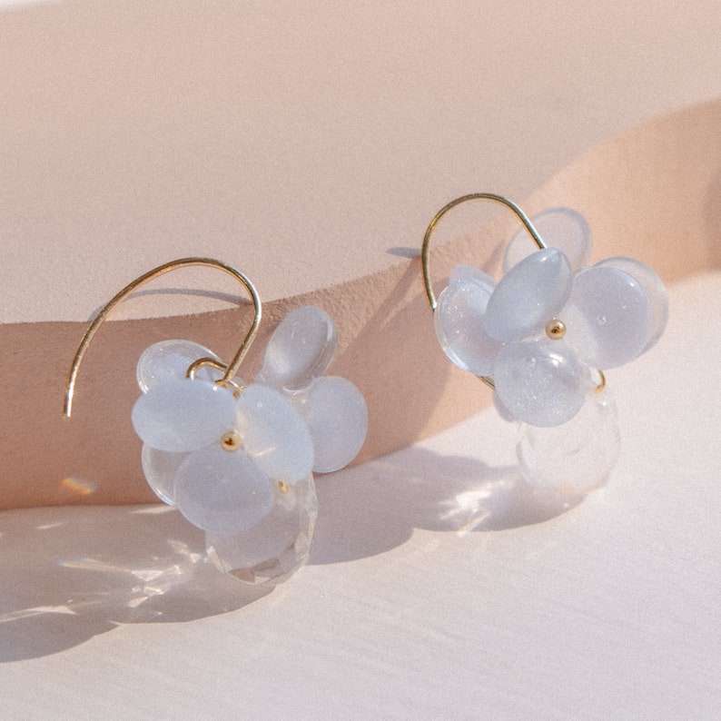 Floral resin earrings with natural quartz crystal, Cute flower earrings with faceted teardrop clear crystal, Blue earrings, Dainty earrings Blue