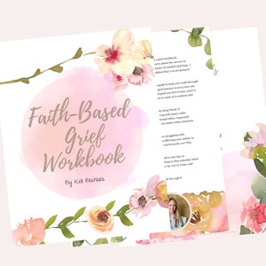 Puede incluir: Un dise&ntilde;o floral de acuarela rosa y blanco con un c&iacute;rculo en el centro que dice "Faith-Based Grief Workbook" con el nombre del autor "Kelli Bachara" debajo. El texto en el lado derecho de la imagen dice "Un libro de trabajo sobre el duelo, lo siento por el dolor en la forma de consuelo y esperanza, creo que vas a..."