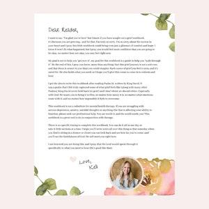 Puede incluir: Una ilustraci&oacute;n de acuarela de una mujer con un fondo rosa y hojas verdes. El texto "Querido lector" est&aacute; en la parte superior de la p&aacute;gina. El texto "Con amor, Kelli" est&aacute; en la parte inferior de la p&aacute;gina. El texto "Quiero decir, "Me alegro de que est&eacute;s aqu&iacute;" pero s&eacute; que si has buscado un libro de trabajo sobre el duelo, es porque est&aacute;s de luto... y por eso, lo siento mucho. Siento mucho el dolor en tu coraz&oacute;n y rezo para que este peque&ntilde;o libro de trabajo pueda traerte al menos un atisbo de consuelo y esperanza. S&eacute; que no va a arreglar lo que pas&oacute;, pero rezo para que te sientas m&aacute;s segura de que vas a estar bien, sin importar lo mal que te sientas ahora."