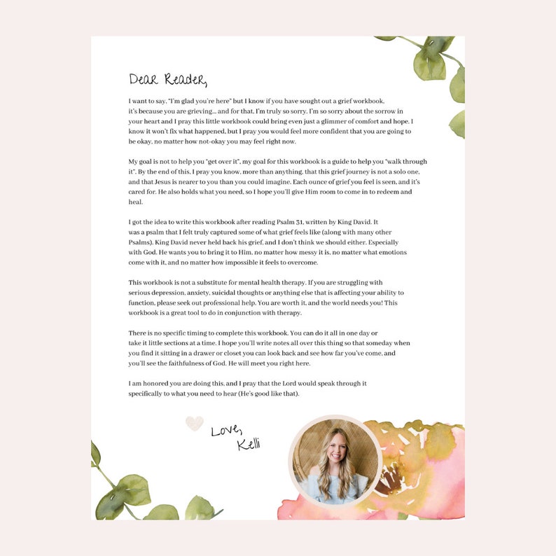 Puede incluir: Una ilustraci&oacute;n de acuarela de una mujer con un fondo rosa y hojas verdes. El texto "Querido lector" est&aacute; en la parte superior de la p&aacute;gina. El texto "Con amor, Kelli" est&aacute; en la parte inferior de la p&aacute;gina. El texto "Quiero decir, "Me alegro de que est&eacute;s aqu&iacute;" pero s&eacute; que si has buscado un libro de trabajo sobre el duelo, es porque est&aacute;s de luto... y por eso, lo siento mucho. Siento mucho el dolor en tu coraz&oacute;n y rezo para que este peque&ntilde;o libro de trabajo pueda traerte al menos un atisbo de consuelo y esperanza. S&eacute; que no va a arreglar lo que pas&oacute;, pero rezo para que te sientas m&aacute;s segura de que vas a estar bien, sin importar lo mal que te sientas ahora."
