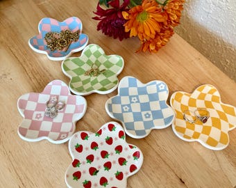 Flower-Shaped Checkered Ceramic Jewelry Tray, Strawberry Ring Dish