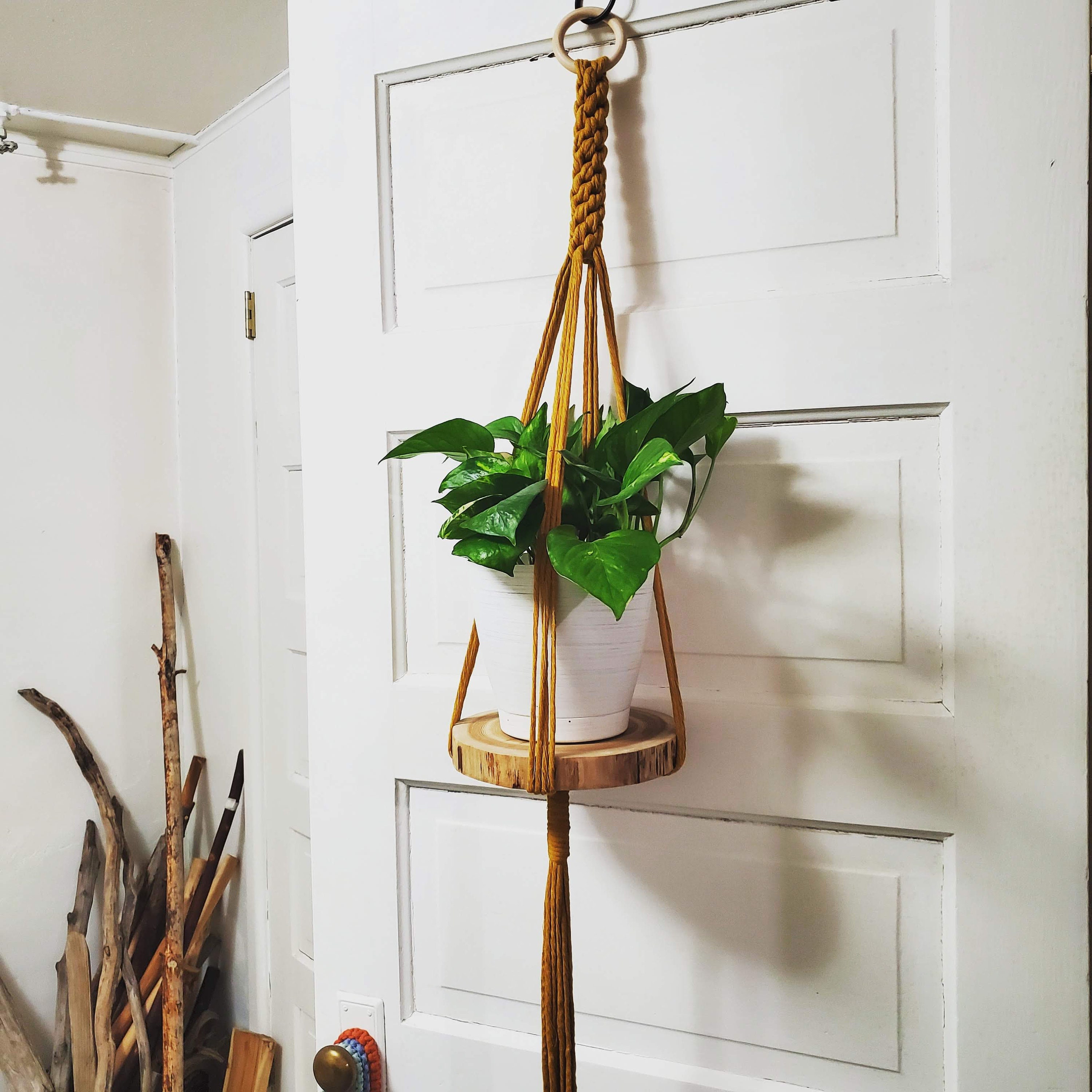マクラメプラントハンガー シェルフ マクラメプラントハンガーシェルフ：杉材のラウンドを使ったボヘミアン