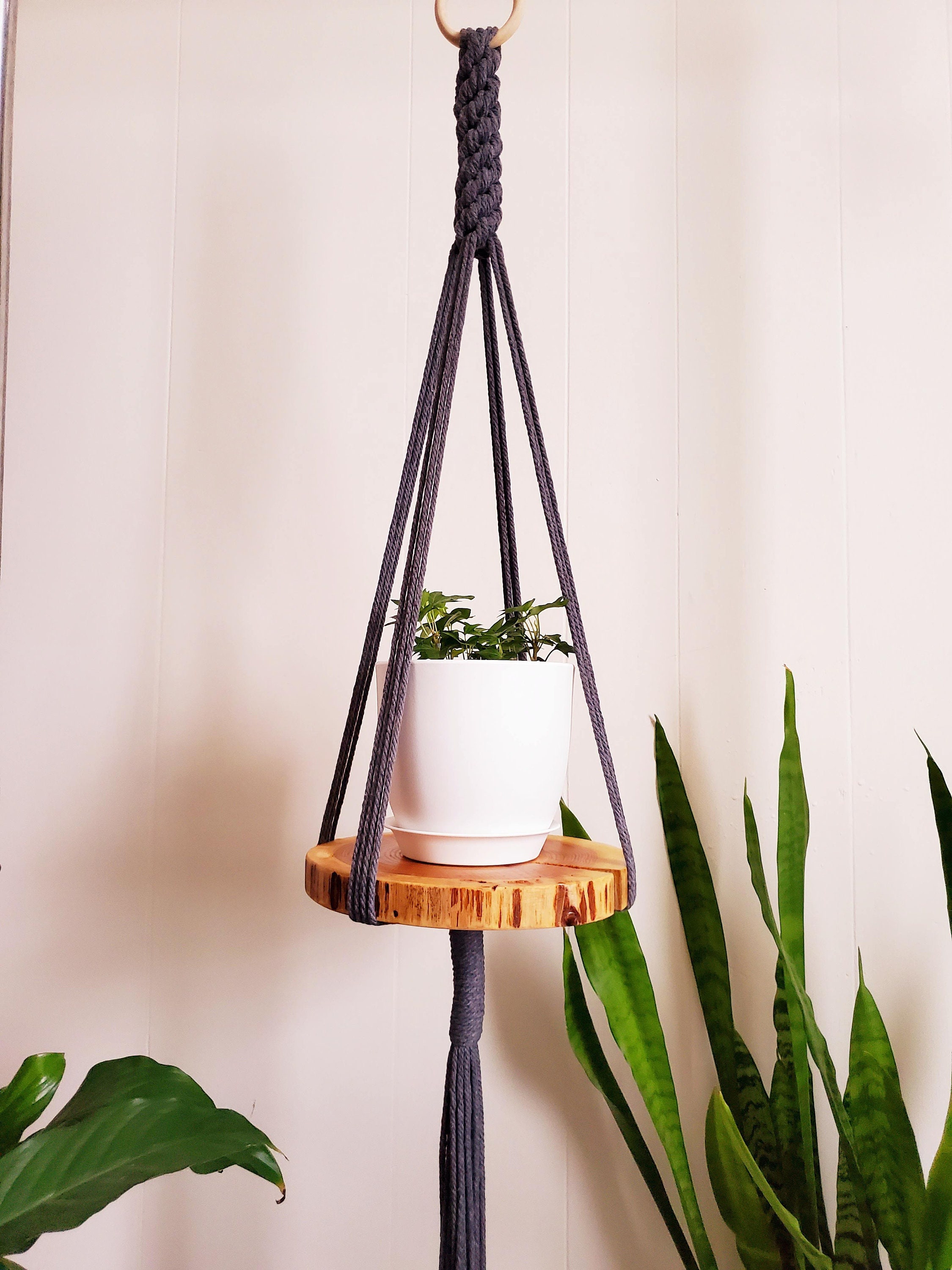 マクラメプラントハンガーシェルフ：杉材のラウンドを使ったボヘミアン