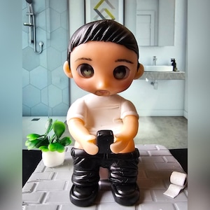Funny Custom Cake Topper – Husband or Boyfriend Pooping with Mobile Phone – Personalized Clay Figurine, Unique Birthday Gag Gift