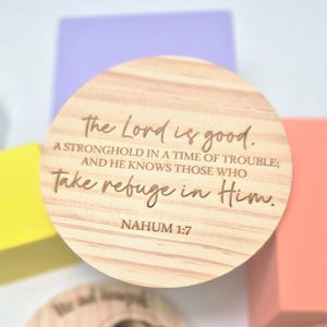 Posavasos de madera personalizado con versículos bíblicos y mensajes inspiradores / Regalo basado en la fe / Regalo de empoderamiento personalizado para los amantes del café