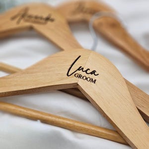 Op maat gegraveerde bruilofthanger – gepersonaliseerde houten hanger voor bruid, bruidegom, bruidsmeisjes, bruidsjonkers en bruidsfeest – aandenken